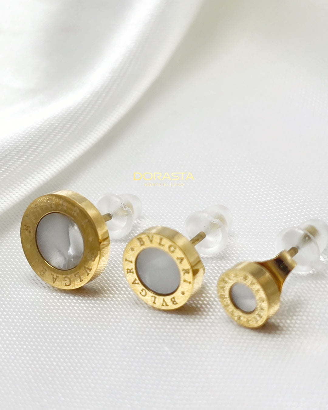 Aretes Estilo Bvlgari Blancos en Oro Laminado Premium