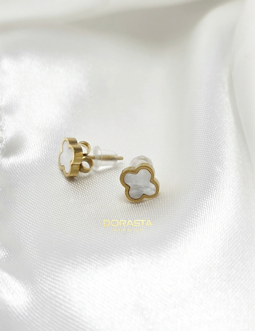 Aretes Trébol Blanco en Oro Laminado Premium