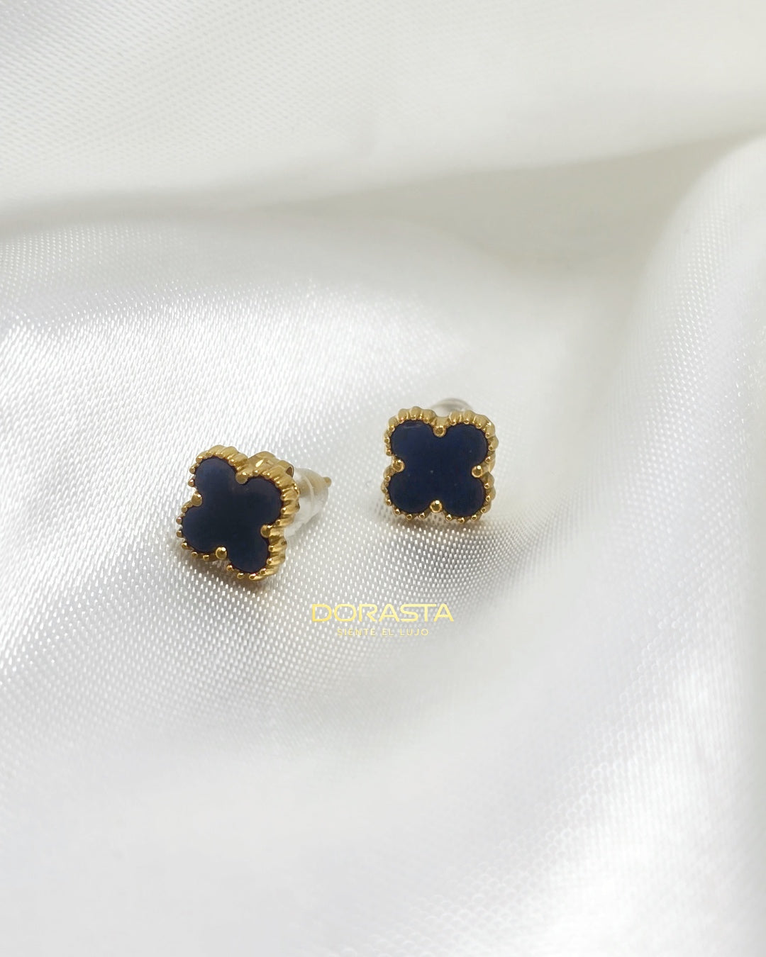 Aretes Trébol Negro en Oro Laminado Premium